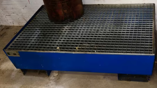 Techniker führt Anlagenprüfung durch